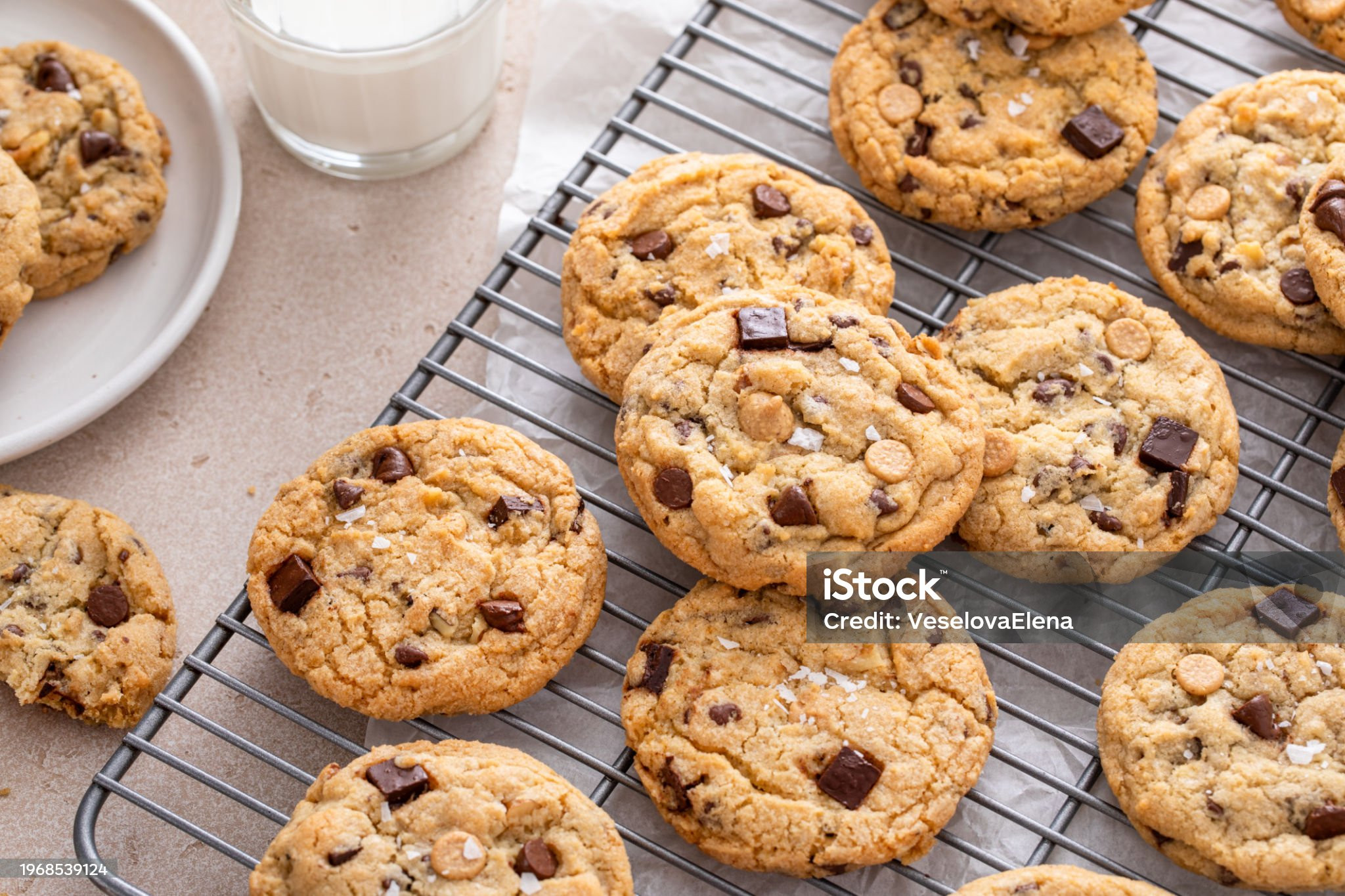 Des cookies maison tout juste sortis du four : dorés, fondants et parfumés à la perfection. Le goûter idéal pour combler toutes les envies de douceur !